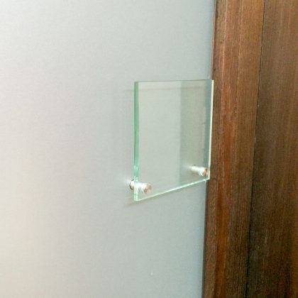 Glasschild an der Wand mit Design-Glasschilder